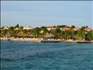 Jan Thiel beach met Livingstone resort rechts en Papagayo links.